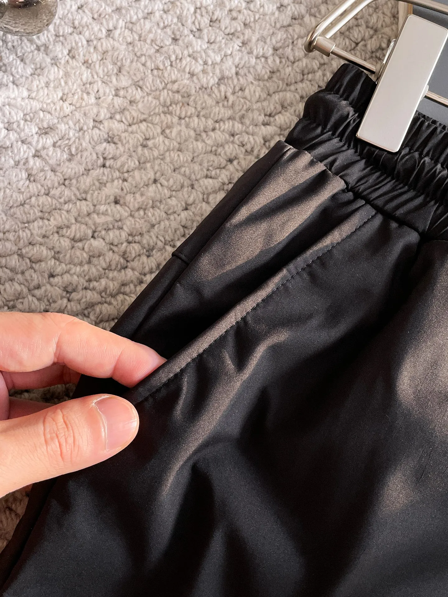 P490 Big Goose 25ss new autumn and winter thickened warm down pants are here🔥A must-have for winter, outdoor windproof, temperature-locking and warm. Made of professional-grade outdoor windproof, waterproof and breathable fabric. Lining is 90% white duck down filling. Lightweight design. Lightweight and warm. Seamless gluing process on the inside. Made of light and bold-proof velvet fabric to effectively prevent velvet running. Original hardware accessories. Classic logo matching. Simple and versatile. The upper body is stylish and not bulky. The style is the same for men and women! Size: M-3XL.